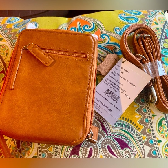 🔥NWT Genuine Leather Crossbody Wallet/Purse 👜 - Picture 7 of 14